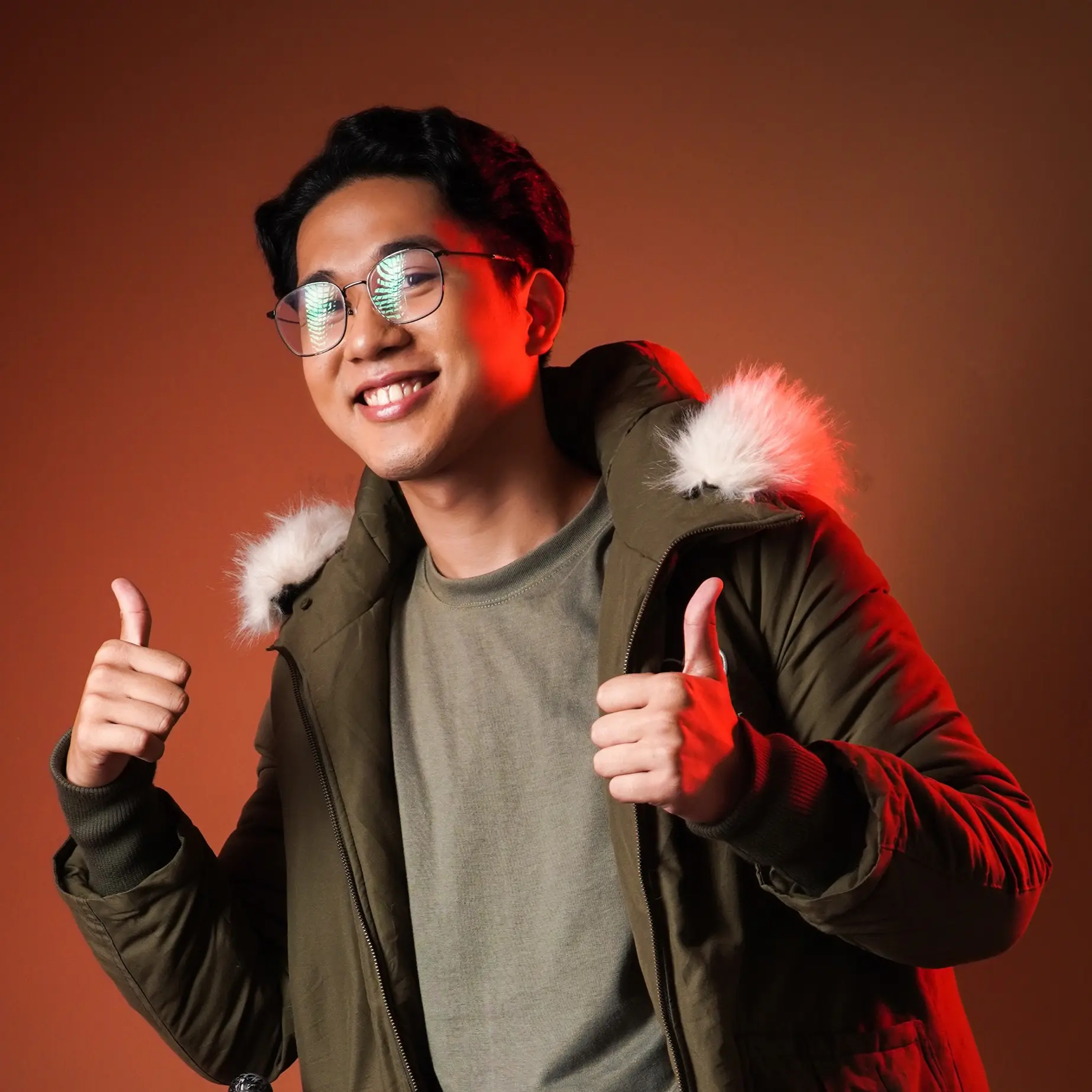 Mon Albert Gamil smiling with both thumbs up